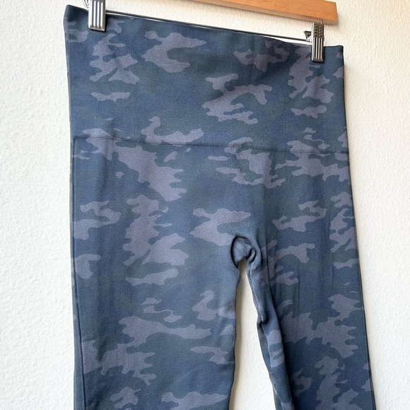 Spanx Look at Me Now Seemless Green Camo Legging Sz Large - Picture 4 of 14